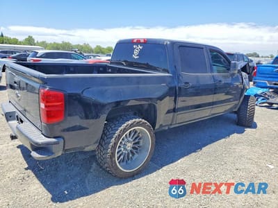 Trzecie zdjęcie samochodu z tyłu: 2018 CHEVROLET SILVERADO K1500 LT VIN:3GCUKREC6JG437534 - miniatura