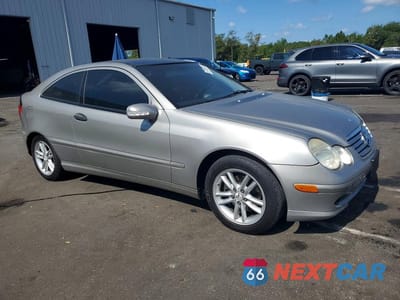 Czwarte zdjęcie samochodu z boku: 2003 MERCEDES-BENZ C 230K SPORT COUPE VIN:WDBRN40J43A413707 - miniatura