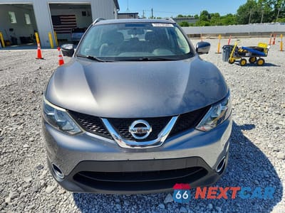 Piąte zdjęcie samochodu w środku: 2017 NISSAN ROGUE SPORT SV VIN:JN1BJ1CR1HW115689 - miniatura
