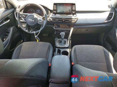 Zdjęcie 8 z 13 samochodu: 2023 KIA SELTOS S VIN:KNDEU2AA5P7428788 - miniatura