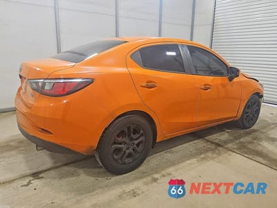 Trzecie zdjęcie samochodu z tyłu: 2018 TOYOTA YARIS IA BASE VIN:3MYDLBYV0JY323185 - miniatura