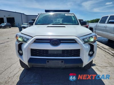 Piąte zdjęcie samochodu w środku: 2021 TOYOTA 4RUNNER VENTURE EDITION VIN:JTEHU5JR5M5940848 - miniatura