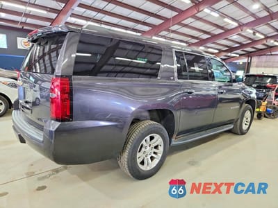 Trzecie zdjęcie samochodu z tyłu: 2018 CHEVROLET SUBURBAN K1500 LT VIN:1GNSKHKC8JR111392 - miniatura