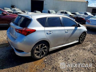 Trzecie zdjęcie samochodu z tyłu: 2018 TOYOTA COROLLA IM BASE VIN:JTNKARJE0JJ567403 - miniatura