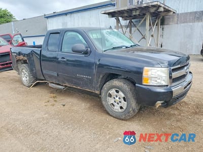 Czwarte zdjęcie samochodu z boku: 2011 CHEVROLET SILVERADO K1500 LT VIN:1GCRKSE30BZ207535 - miniatura