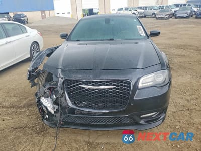 Piąte zdjęcie samochodu w środku: 2017 CHRYSLER 300 S VIN:2C3CCABT3HH617745 - miniatura