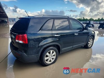 Trzecie zdjęcie samochodu z tyłu: 2013 KIA SORENTO LX VIN:5XYKT4A28DG311487 - miniatura