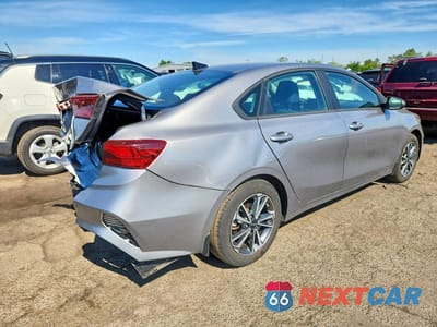 Trzecie zdjęcie samochodu z tyłu: 2023 KIA FORTE LXS VIN:3KPF24AD4PE531166 - miniatura