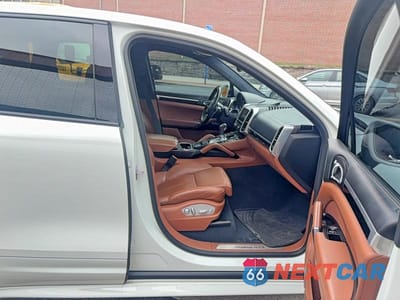 Piąte zdjęcie samochodu w środku: 2016 PORSCHE CAYENNE GTS VIN:WP1AD2A21GLA79142 - miniatura
