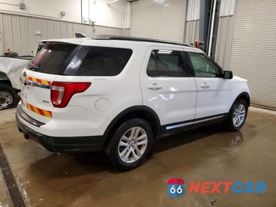 Trzecie zdjęcie samochodu z tyłu: 2019 FORD EXPLORER XLT VIN:1FM5K8D86KGB34273 - miniatura