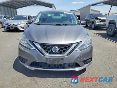 Piąte zdjęcie samochodu w środku: 2019 NISSAN SENTRA S VIN:3N1AB7AP9KY322991 - miniatura