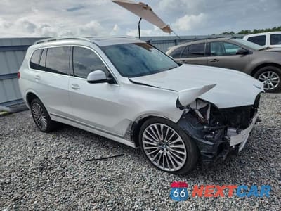 Czwarte zdjęcie samochodu z boku: 2021 BMW X7 XDRIVE40I VIN:5UXCW2C06M9F55279 - miniatura