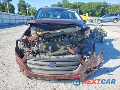 Piąte zdjęcie samochodu w środku: 2018 FORD ESCAPE S VIN:1FMCU0F79JUB20049 - miniatura