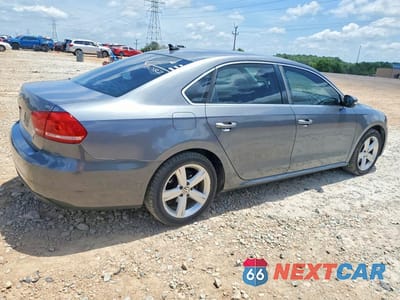 Trzecie zdjęcie samochodu z tyłu: 2013 VOLKSWAGEN PASSAT SE VIN:1VWBH7A32DC125179 - miniatura