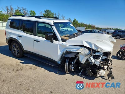 Czwarte zdjęcie samochodu z boku: 2026 TOYOTA LAND CRUISER BASE VIN:JTEABFAJ3TK050551 - miniatura