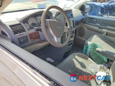 Zdjęcie 8 z 13 samochodu: 2010 CHRYSLER TOWN & COUNTRY LX VIN:2A4RR2D10AR387579 - miniatura