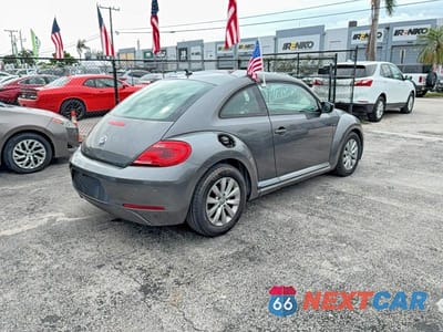 Czwarte zdjęcie samochodu z boku: 2014 VOLKSWAGEN BEETLE VIN:3VWFP7AT7EM621339 - miniatura