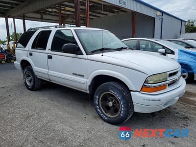 Czwarte zdjęcie samochodu z boku: 2002 CHEVROLET BLAZER VIN:1GNCS13W52K141299 - miniatura