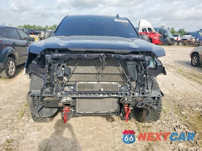 Piąte zdjęcie samochodu w środku: 2022 GMC SIERRA K1500 AT4 VIN:1GTUUEET1NZ618999 - miniatura