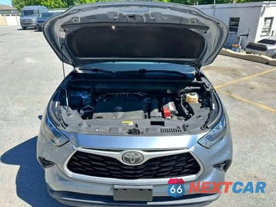 Piąte zdjęcie samochodu w środku: 2020 TOYOTA HIGHLANDER LE VIN:5TDZZRAH1LS010303 - miniatura