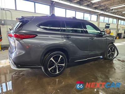 Trzecie zdjęcie samochodu z tyłu: 2022 TOYOTA HIGHLANDER XSE VIN:5TDJZRBHXNS212894 - miniatura