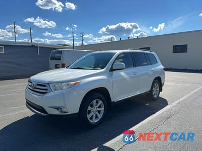 Drugie zdjęcie samochodu z przodu: 2011 TOYOTA HIGHLANDER BASE VIN:5TDBK3EH6BS057645 - miniatura