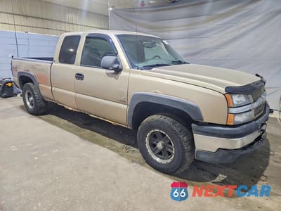 Czwarte zdjęcie samochodu z boku: 2004 CHEVROLET SILVERADO K1500 VIN:2GCEK19V841130493 - miniatura