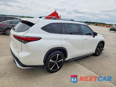 Trzecie zdjęcie samochodu z tyłu: 2021 TOYOTA HIGHLANDER XSE VIN:5TDLZRAH1MS065440 - miniatura