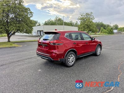 Czwarte zdjęcie samochodu z boku: 2017 NISSAN ROGUE S VIN:JN8AT2MV0HW009131 - miniatura