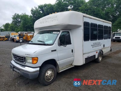 Drugie zdjęcie samochodu z przodu: 2007 FORD ECONOLINE E450 SUPER DUTY CUTAWAY VAN VIN:1FDXE45S57DA61196 - miniatura