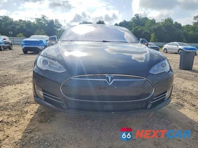 Piąte zdjęcie samochodu w środku: 2015 TESLA MODEL S VIN:5YJSA1E2XFF112806 - miniatura