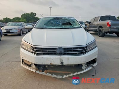 Piąte zdjęcie samochodu w środku: 2018 VOLKSWAGEN PASSAT SE VIN:1VWBA7A33JC002703 - miniatura