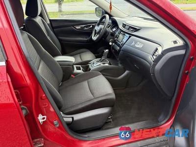 Piąte zdjęcie samochodu w środku: 2017 NISSAN ROGUE S VIN:JN8AT2MV0HW009131 - miniatura