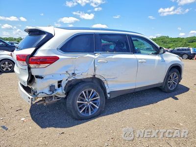 Trzecie zdjęcie samochodu z tyłu: 2019 TOYOTA HIGHLANDER HYBRID XLE VIN:5TDJGRFH4KS067251 - miniatura