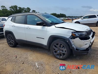 Czwarte zdjęcie samochodu z boku: 2026 JEEP COMPASS LIMITED VIN:3C4NJDCN5TT184103 - miniatura