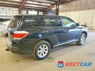 Trzecie zdjęcie samochodu z tyłu: 2013 TOYOTA HIGHLANDER BASE VIN:5TDBK3EH6DS203562 - miniatura
