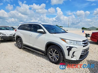 Czwarte zdjęcie samochodu z boku: 2019 TOYOTA HIGHLANDER XLE VIN:5TDKZRFH5KS555851 - miniatura