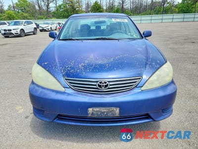 Piąte zdjęcie samochodu w środku: 2005 TOYOTA CAMRY LE VIN:4T1BE32KX5U420399 - miniatura