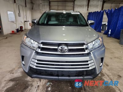 Piąte zdjęcie samochodu w środku: 2017 TOYOTA HIGHLANDER XLE VIN:5TDJZRFH6HS374729 - miniatura