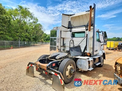 Czwarte zdjęcie samochodu z boku: 2017 VOLVO VNL SEMI TRUCK VIN:4V4N39TG9HN988098 - miniatura