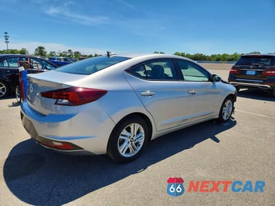 Trzecie zdjęcie samochodu z tyłu: 2020 HYUNDAI ELANTRA VALUE EDITION VIN:5NPD84LF3LH617661 - miniatura