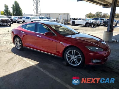 Czwarte zdjęcie samochodu z boku: 2013 TESLA MODEL S VIN:5YJSA1CNXDFP12929 - miniatura