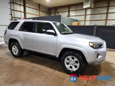 Czwarte zdjęcie samochodu z boku: 2024 TOYOTA 4RUNNER SR5 VIN:JTEEU5JR0R5314523 - miniatura