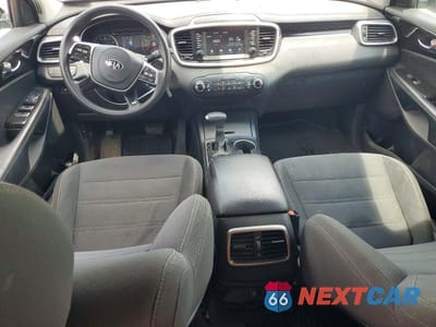 Zdjęcie 8 z 13 samochodu: 2019 KIA SORENTO L VIN:5XYPG4A36KG593354 - miniatura