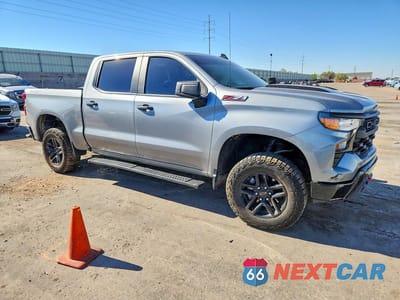 Czwarte zdjęcie samochodu z boku: 2025 CHEVROLET SILVERADO K1500 TRAIL BOSS CUSTOM VIN:3GCUKCED7SG374029 - miniatura