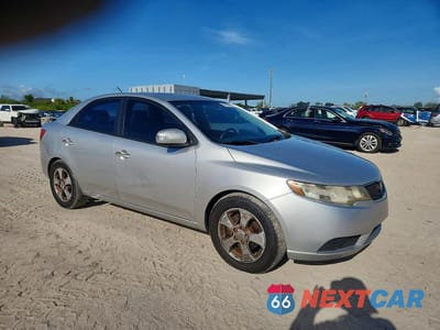 Czwarte zdjęcie samochodu z boku: 2010 KIA FORTE EX VIN:KNAFU4A21A5273276 - miniatura