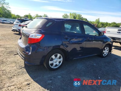 Trzecie zdjęcie samochodu z tyłu: 2010 TOYOTA MATRIX BASE VIN:2T1KU4EEXAC309359 - miniatura
