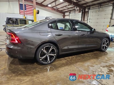 Trzecie zdjęcie samochodu z tyłu: 2023 VOLVO S60 CORE VIN:7JRL12FV5PG231987 - miniatura