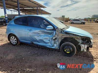 Czwarte zdjęcie samochodu z boku: 2010 HYUNDAI ACCENT GS VIN:KMHCM3AC1AU180431 - miniatura