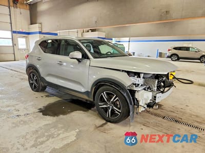 Czwarte zdjęcie samochodu z boku: 2024 VOLVO XC40 CORE VIN:YV4L12UKXR2325660 - miniatura